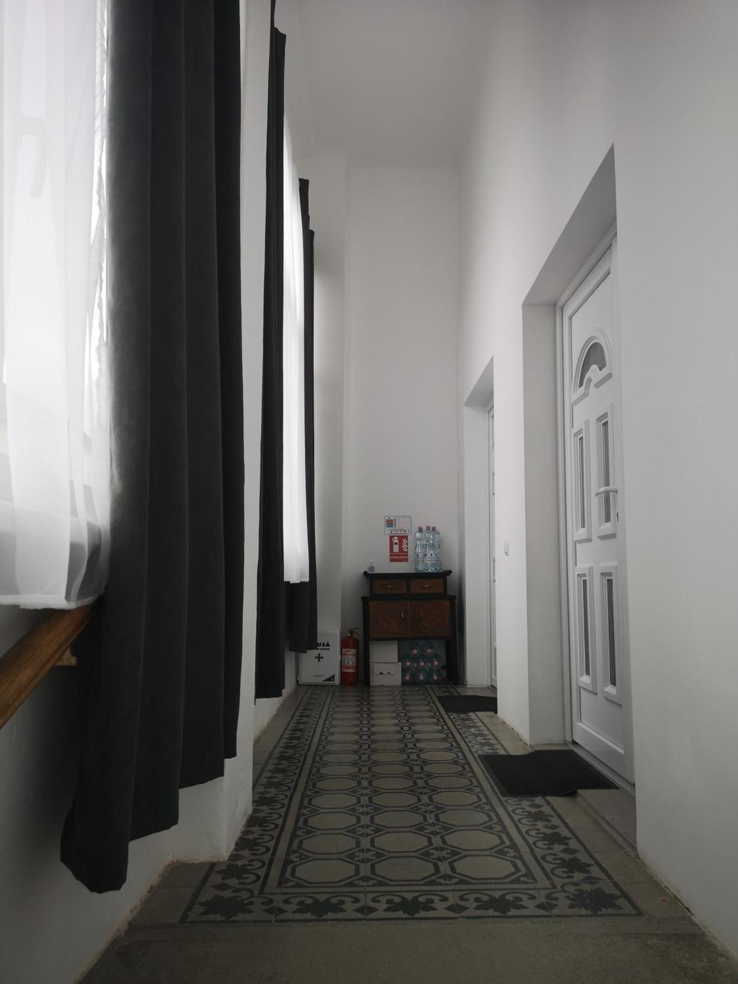 Weisz Apartment-City Center-Free Private Parking,Wifi,Ac カレイ エクステリア 写真